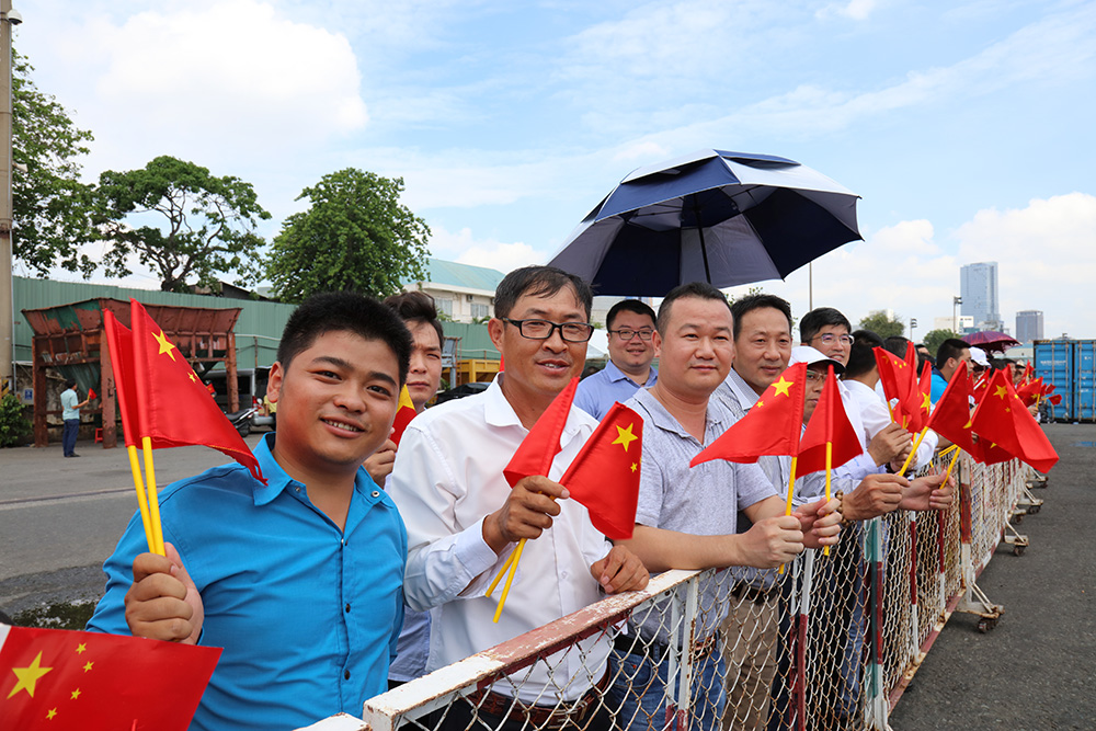 &uarr;5月9日，远航访问编队离开越南，华人华侨到码头送行。史奎吉摄