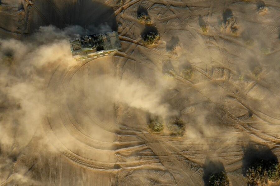 &uarr;国产某新型步战车进行高速战术机动。新华社记者琚振华摄 