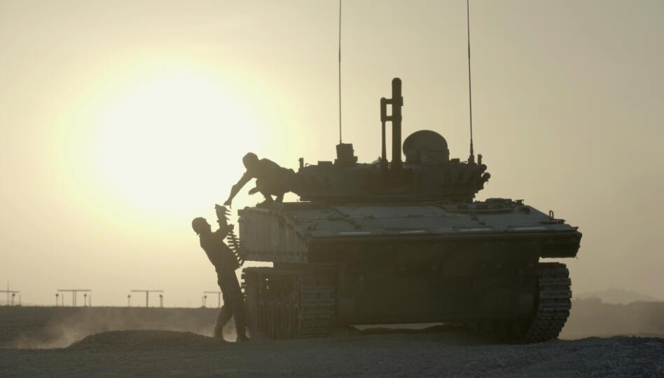 &uarr;官兵正在进行弹药快速补给。新华社记者琚振华摄 