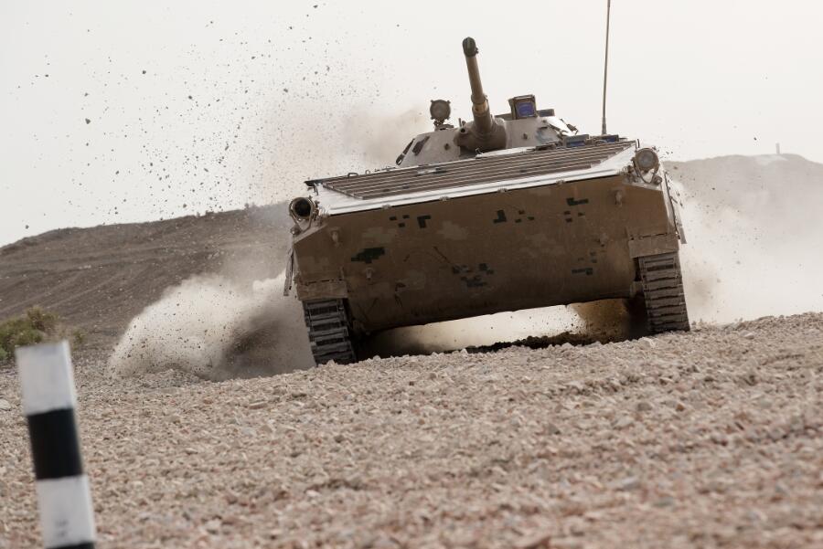 &uarr;官兵驾驶步战车高速推进。兰传军摄 