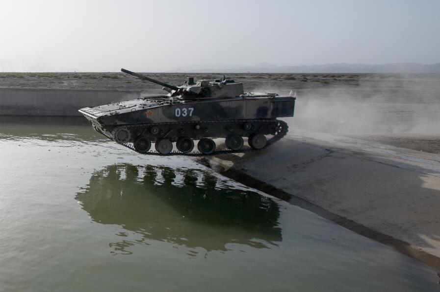 &uarr;某新型步战车通过涉水场时高速冲入水中。    新华社记者 琚振华摄