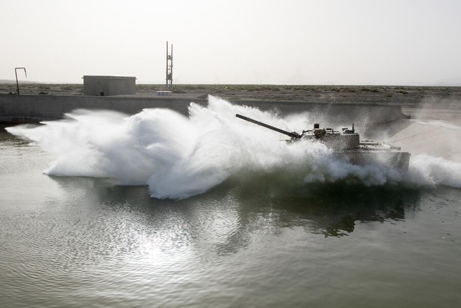 &uarr;某新型步战车高速通过涉水场溅起大量水花。    兰传军摄