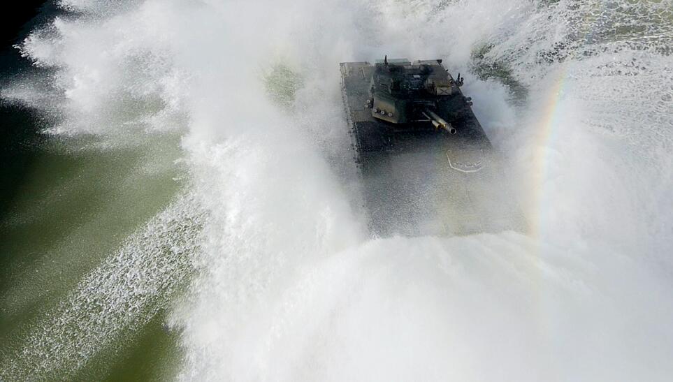 &uarr;某新型步战车高速通过涉水场溅起大量水花。    新华社记者 琚振华摄