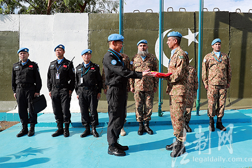 中国维和警察防暴队与巴基斯坦二级医院举行赠