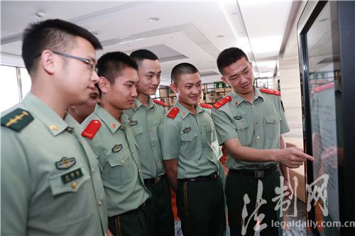 书香润警营 天津边防总队电子图书借阅机掀起