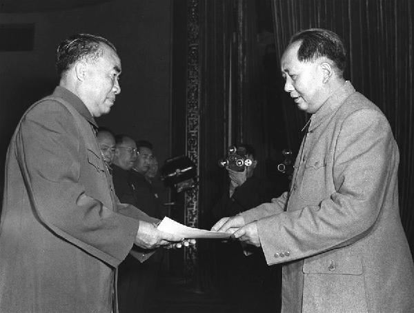 （建军90周年&middot;90个第一&middot;图文互动）第一次实行军衔制：正规化建设跃上新高度