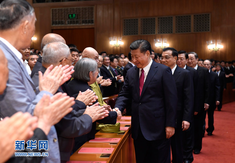 7月28日,庆祝中国人民解放军建军90周年文艺晚会《在党的旗帜下》在北京人民大会堂举行。中共中央总书记、国家主席、中央军委主席习近平和李克强、张德江、俞正声、刘云山、王岐山、张高丽等党和国家领导人,与首都3000多名各界群众一起观看演出。演出开始前,习近平等与老战士、老同志代表和“八一勋章”获得者亲切握手。新华社记者 李学仁 摄 7月28日,庆祝中国人民解放军建军90周年文艺晚会《在党的旗帜下》在北京人民大会堂举行。中共中央总书记、国家主席、中央军委主席习近平和李克强、张德江、俞正声、刘云山、王岐山、张高丽等党和国家领导人,与首都3000多名各界群众一起观看演出。演出开始前,习近平等与老战士、老同志代表和“八一勋章”获得者亲切握手。新华社记者 李学仁 摄