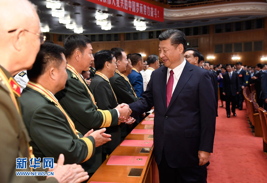 7月28日,庆祝中国人民解放军建军90周年文艺晚会《在党的旗帜下》在北京人民大会堂举行。中共中央总书记、国家主席、中央军委主席习近平和李克强、张德江、俞正声、刘云山、王岐山、张高丽等党和国家领导人,与首都3000多名各界群众一起观看演出。演出开始前,习近平等与老战士、老同志代表和“八一勋章”获得者亲切握手。新华社记者 李学仁 摄 7月28日,庆祝中国人民解放军建军90周年文艺晚会《在党的旗帜下》在北京人民大会堂举行。中共中央总书记、国家主席、中央军委主席习近平和李克强、张德江、俞正声、刘云山、王岐山、张高丽等党和国家领导人,与首都3000多名各界群众一起观看演出。演出开始前,习近平等与老战士、老同志代表和“八一勋章”获得者亲切握手。新华社记者 李学仁 摄