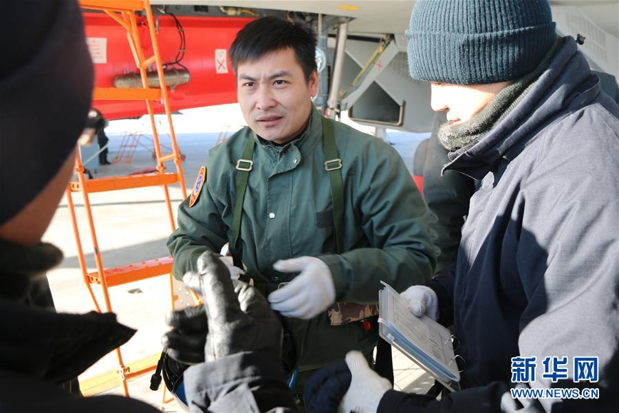 (建军90周年·英雄·图文互动)(2)听,渤海湾有风吹过来——追记海军某舰载航空兵部队一级飞行员张超