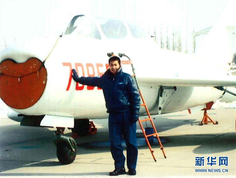 (建军90周年·英雄·图文互动)(3)听,渤海湾有风吹过来——追记海军某舰载航空兵部队一级飞行员张超