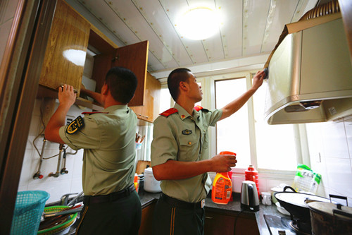 江苏镇江:兵儿子临走前的最后一次探望