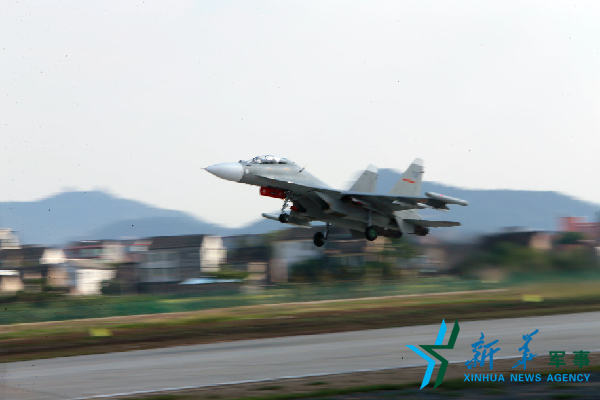 东部战区海军航空兵组织立体协同演练