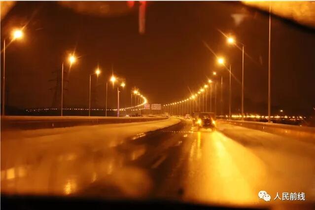 暖!东陆出动1900余名官兵赴南京镇江扫雪除冰