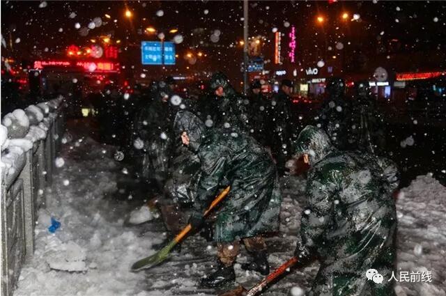 暖!东陆出动1900余名官兵赴南京镇江扫雪除冰