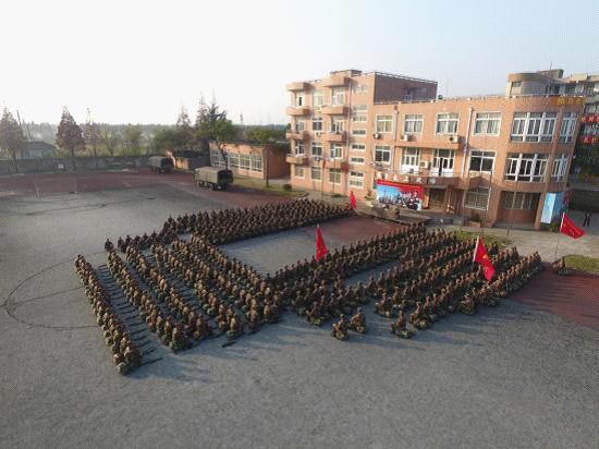 武警上海总队机动第二支队展开实战化野营拉练