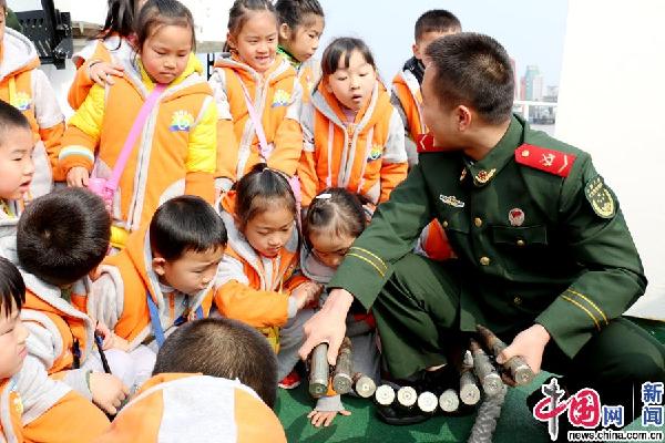 萌娃登上海警舰艇 感受不一样的安全教育