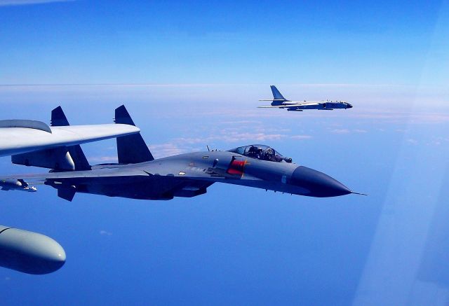 高清:人民空军多型多架战机绕飞祖国宝岛