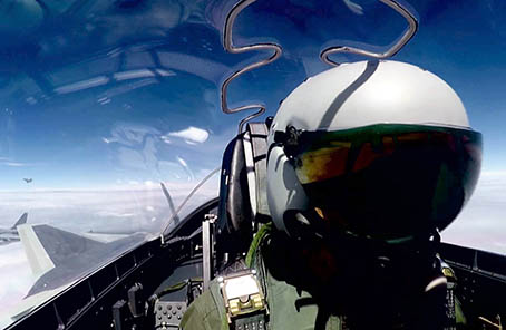 歼—20战机首次开展海上方向实战化训练