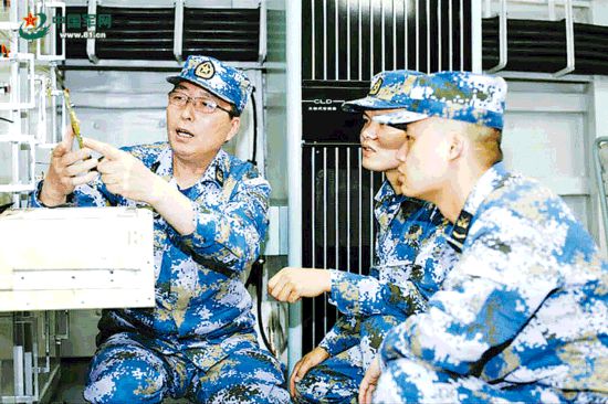 大学生士兵为啥愿意跟着这个人学本事?