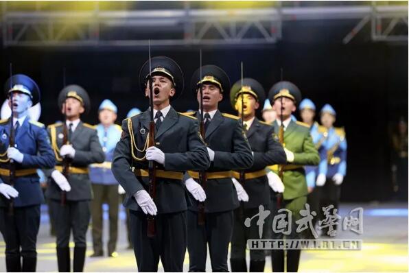 龙电竞中国武警部队卫士军乐团亮相“军事号角”军乐节