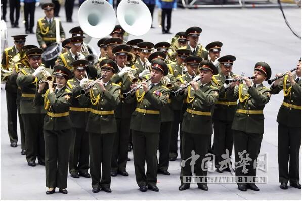 龙电竞中国武警部队卫士军乐团亮相“军事号角”军乐节