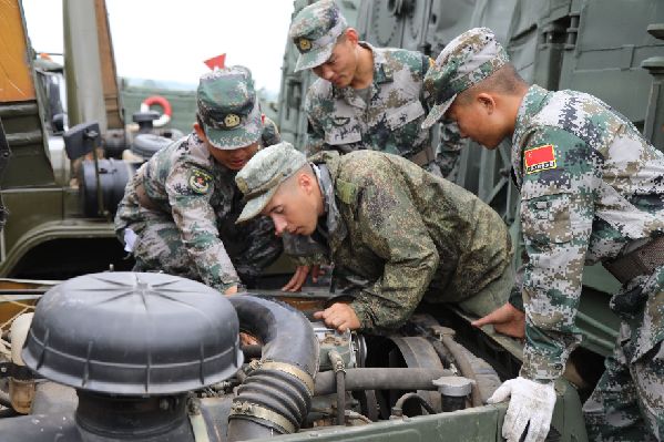 陆军赴俄参加开阔水域参赛队展开参赛装备接