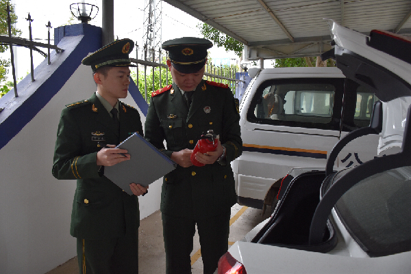 福建伍堡边防派出所开展冬季车辆安全隐患排查