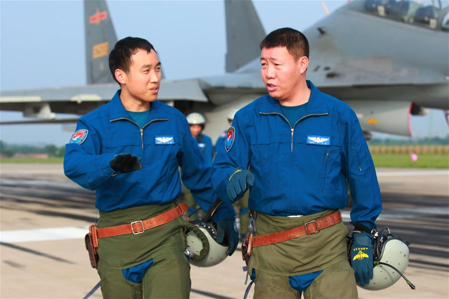 （新华全媒头条&middot;图文互动）（3）战鹰，为祖国奋飞&mdash;&mdash;记空军航空兵某旅旅长、特级飞行员郝井文