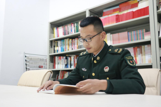 军事科学院某部上士李鹏火场救人备受赞誉