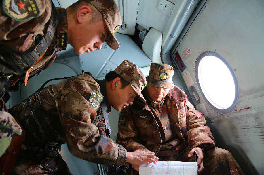 新疆边防官兵乘直升机进行边境空中巡逻