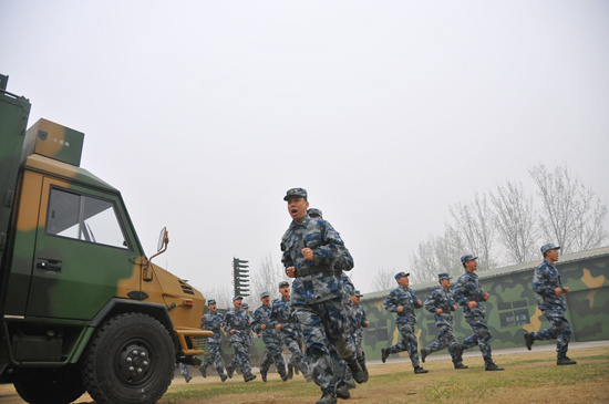 “电磁杀手”：记中部战区空军某旅雷达干扰技师杜洪强