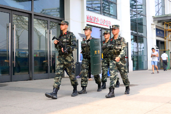 广西贵港:端午期间 武警官兵巡逻守护平安