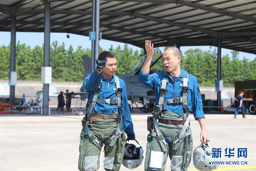 （圖文互動）（1）空中驕子——記空軍航空兵某旅飛行二大隊大隊長劉飛