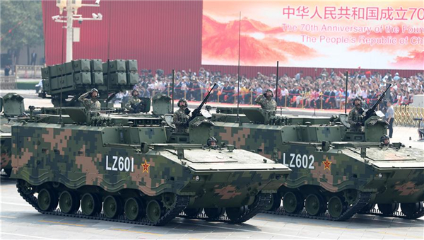 高清大图丨反坦克导弹方队