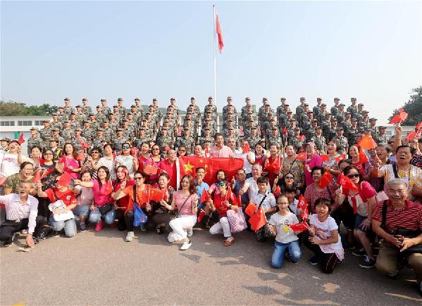 （图文互动）（4）&ldquo;我和我的祖国，一刻也不能分割&rdquo;&mdash;&mdash;解放军驻香港部队与市民共同庆祝国庆70周年见闻