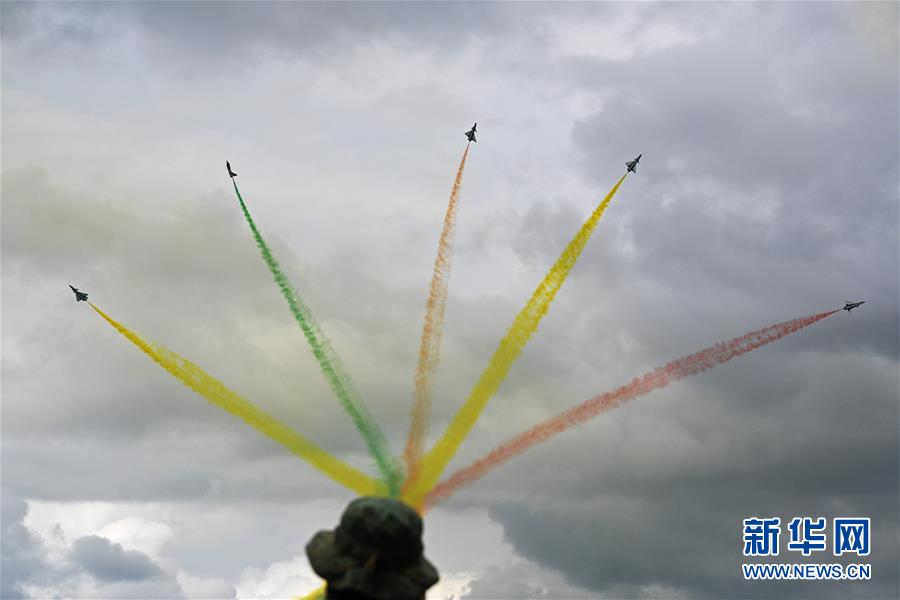 （國際）（4）中國空軍八一飛行表演隊精彩亮相新加坡航展