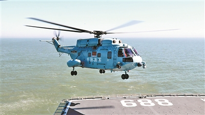 海军首批舰载直升机飞行学员完成着舰单飞