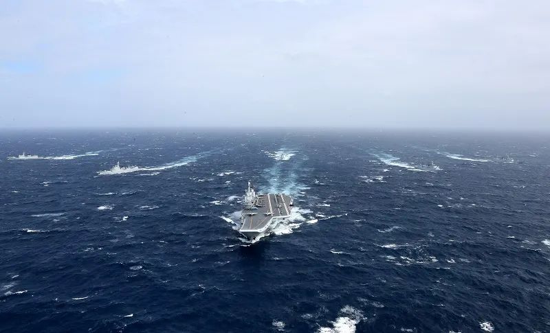 资料图片：2016年12月26日，海军辽宁舰航母编队向西太平洋航渡。（新华社）