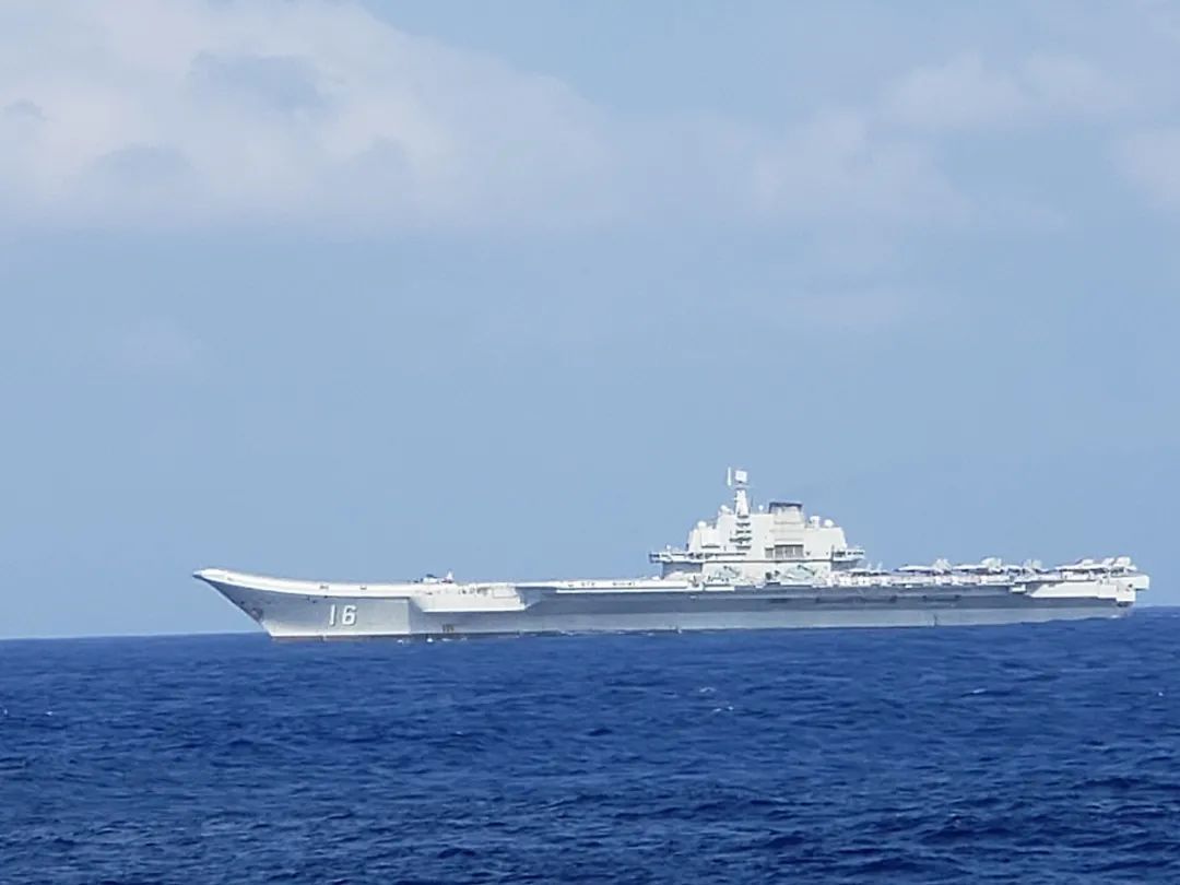 辽宁号航母战斗群穿越海峡，靠近日本领海，前方发回最新航行照-搜狐