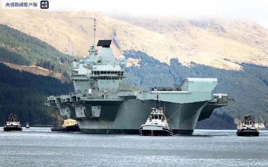 資料圖：今春，“伊麗莎白女王”號航母在蘇格蘭地區訓練，為亞洲首航做準備（央視新聞）