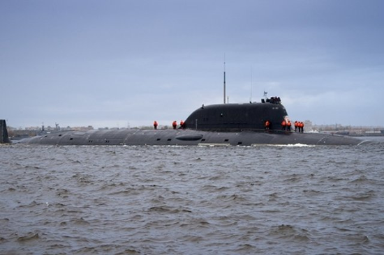 水面航行的“喀山”号核潜艇。