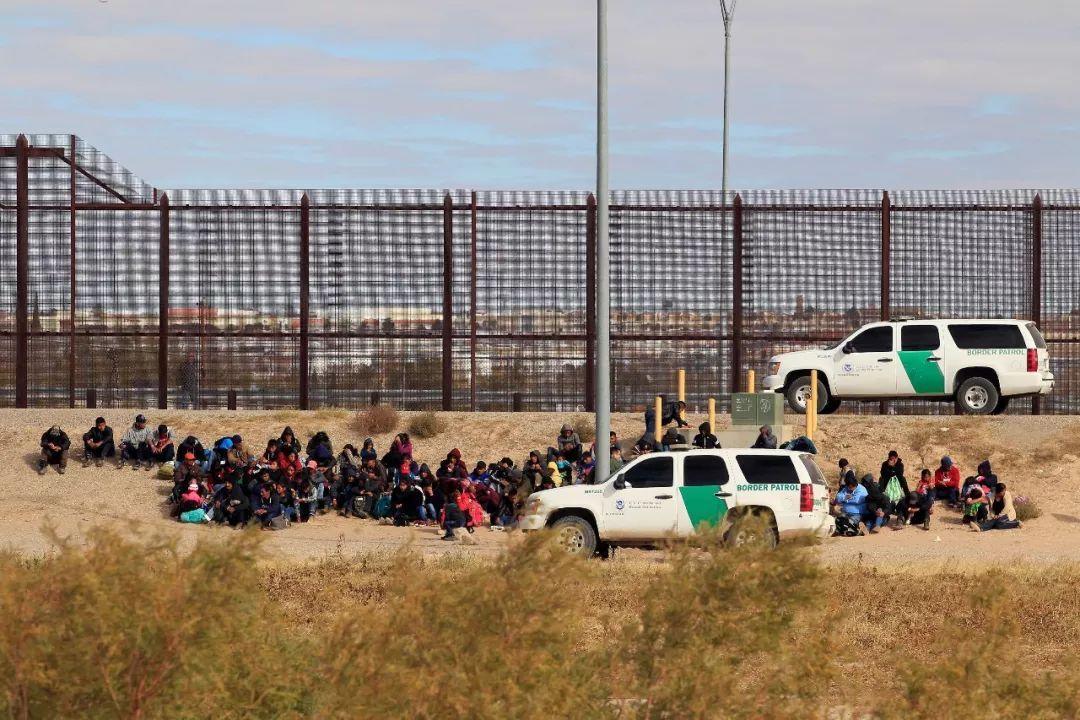 美墨边境发生暴力枪击案至少18死多名枪手驾车扫射绑架2女子