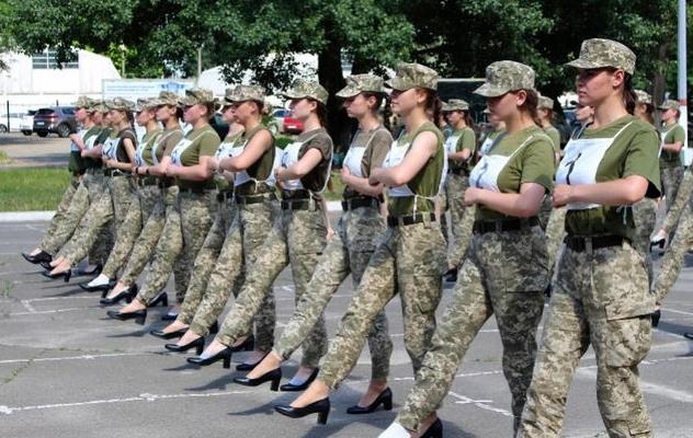 乌克兰军方为女兵穿高跟鞋阅兵辩解 :外国女兵也穿高跟鞋