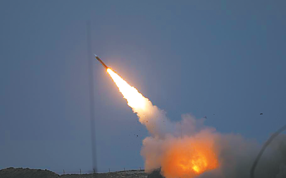 “爱国者”导弹试射的画面。