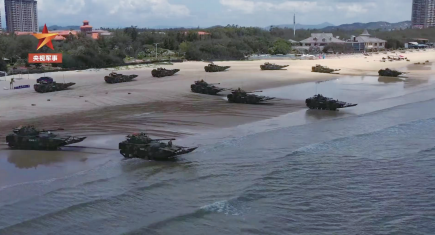 央视发布的解放军两栖战车登陆演练的画面。