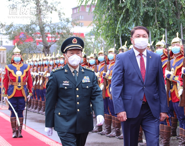 7月26日,正在蒙古国访问的国务委员兼国防部长魏凤和与蒙国防部长赛汗巴亚尔举行会谈。会谈前,赛汗巴亚尔为魏凤和举行欢迎仪式并陪同检阅仪仗队。 李晓伟 摄