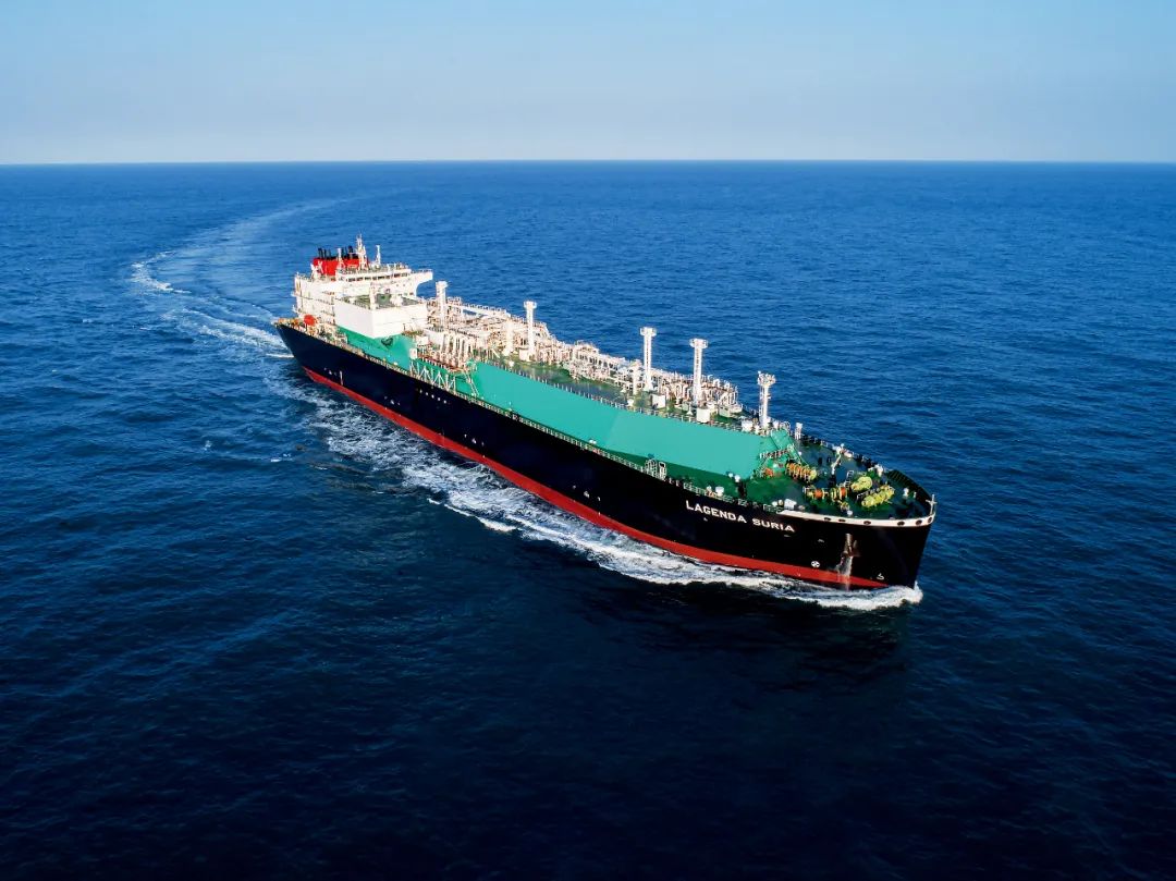 全球最大浅水航道8万立方米LNG船“传奇太阳”号。