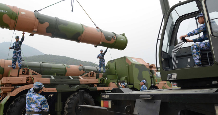 南海舰队某团进行导弹吊装训练