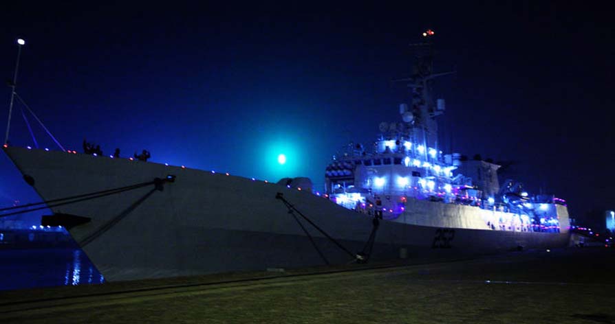 不一样的风景：青岛港夜幕下看参演外军战舰