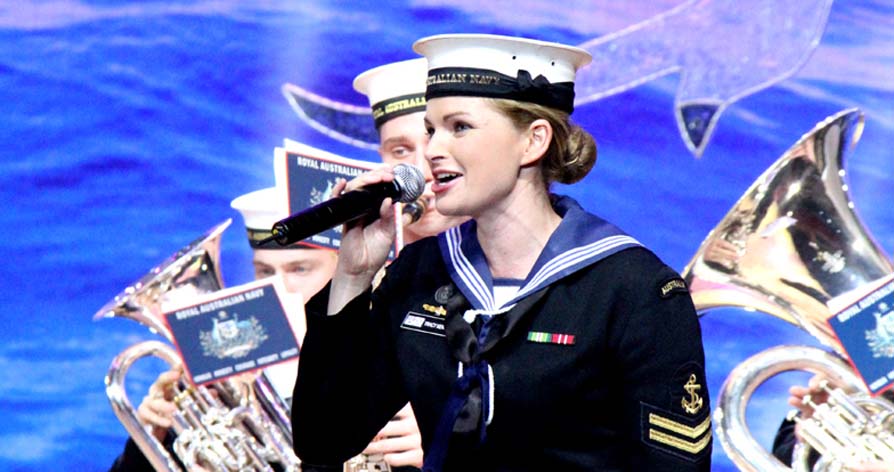 参加联演官兵观看演出 澳大利亚女兵献唱